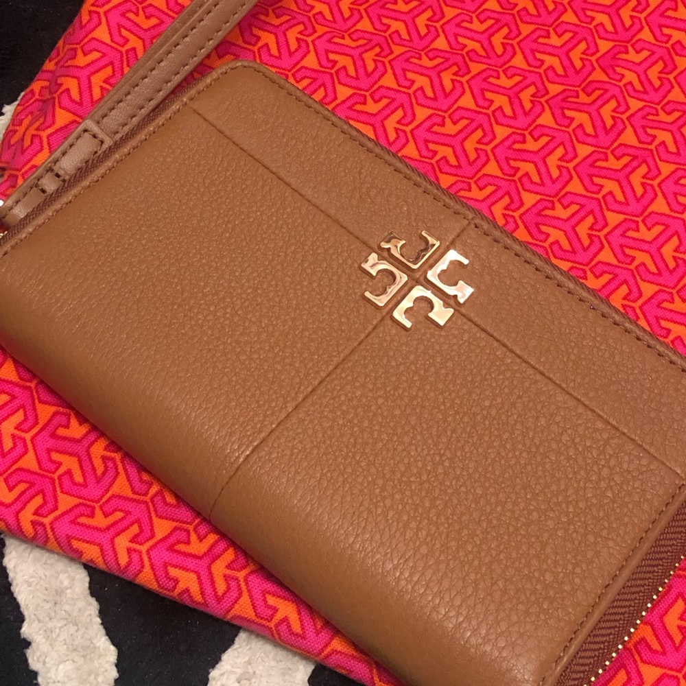 Tory Burch zip all around wristlet.  Used twice. Can hold six credit cards.